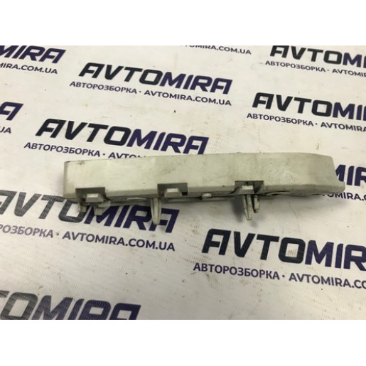 Кронштейн переднього крила правий Ford Focus 3 BM5117D958